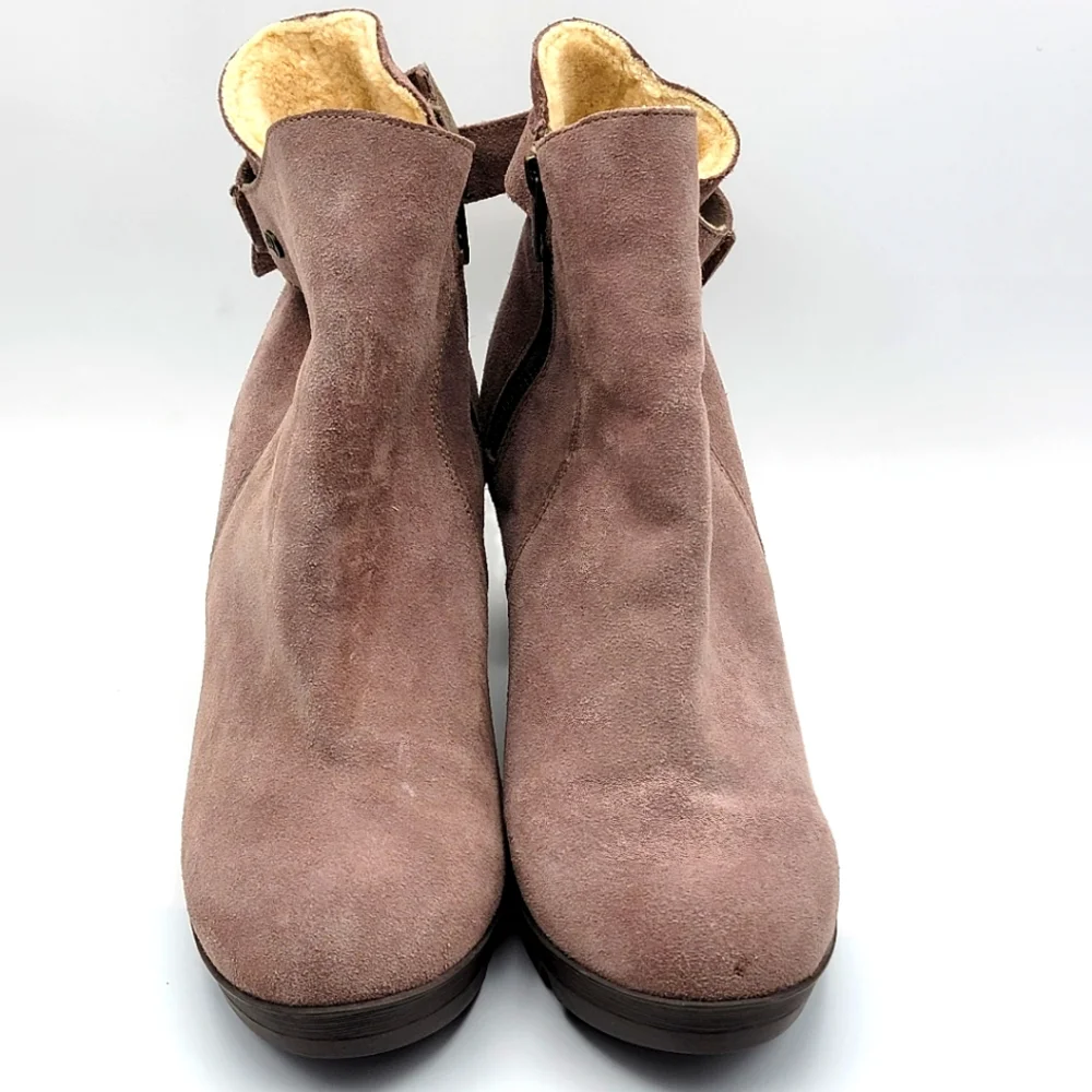 BearPaw features women